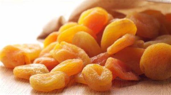 The Benefits and Downsides of Eating Dried Apricots